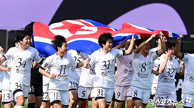 북한은 '태극기' 모자이크 처리했는데→한국 땅에 또 펄럭인 北 인공기…'AWCL 우승' 내고향, 북한 국기 펼치고 공동 응원단 앞으로 '와~' [수원 현장]