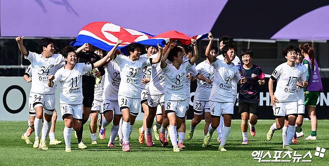 북한은 '태극기' 모자이크 처리했는데→한국 땅에 또 펄럭인 北 인공기…'AWCL 우승' 내고향, 북한 국기 펼치고 공동 응원단 앞으로 '와~' [수원 현장]
