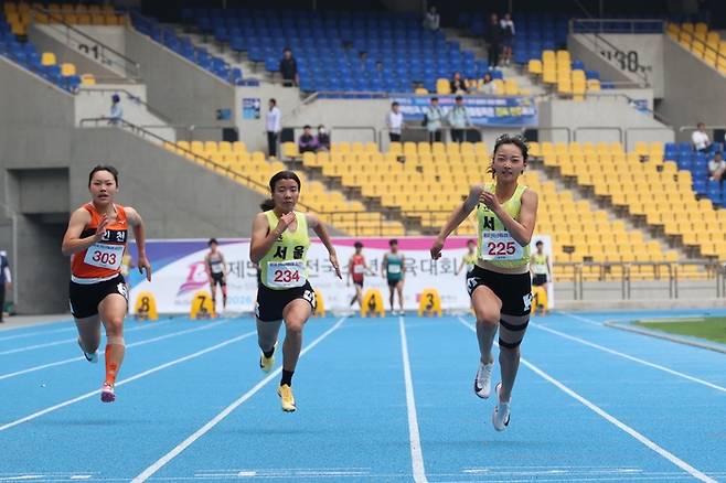 ‘성인보다 빠른 여중생’ 왕서윤, 이번엔 28년만 소년체전 100m 신기록 작성…올해만 세 차례 대회신기록 ‘압도적 퍼포먼스’