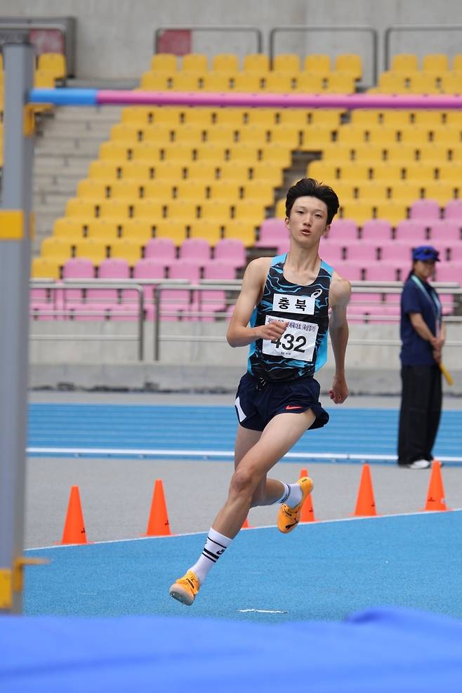 ‘성인보다 빠른 여중생’ 왕서윤, 이번엔 28년만 소년체전 100m 신기록 작성…올해만 세 차례 대회신기록 ‘압도적 퍼포먼스’