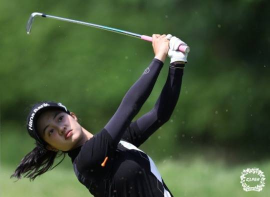 '10위서 1위로' 9계단 점프 분짠, 단독 선두 등극...KLPGA 첫 우승 도전