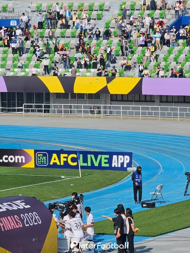 [AWCL 이슈] 감사는 고사하고 눈길 한번 안 줬다...공동 응원단 가장한 내고향 서포터즈의 눈물 나는 짝사랑