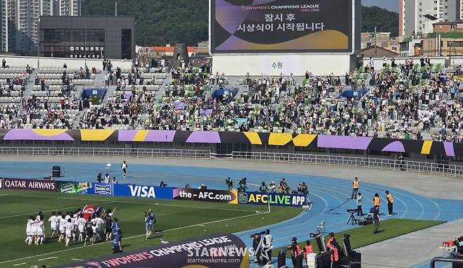 '해괴한 광경' 인공기 들고 경기장 돈 北 내고향, 관중석 곳곳에서 쏟아진 박수 [수원 현장]