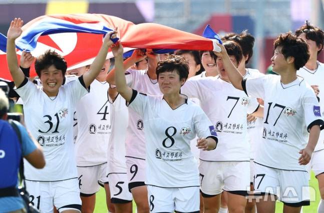 '해괴한 광경' 인공기 들고 경기장 돈 北 내고향, 관중석 곳곳에서 쏟아진 박수 [수원 현장]