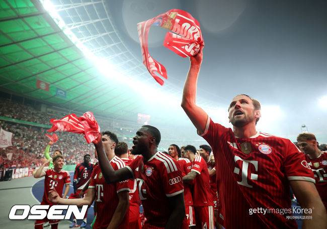'역사 함께 썼다' 김민재, 바이에른 더블 완성...케인 해트트릭 폭발→DFB-포칼 우승