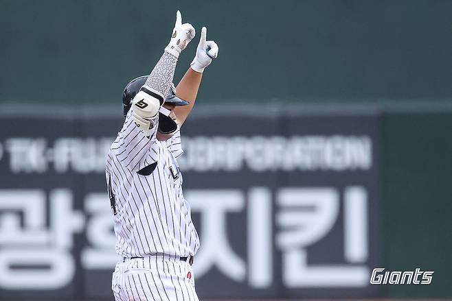 '롯데 김동현이 누구야' 가르시아 따라하던 그 타자, 데뷔 첫 안타가 2루타→3루타까지 펑펑! '폴리그 우수타자상' 괜히 탄 게 아니었다