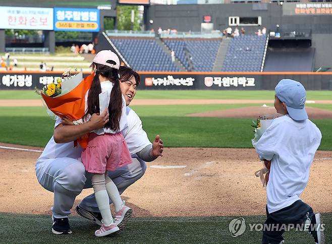 폰세 축하 인사와 아들의 물세례…류현진 200승 '감동의 순간'
