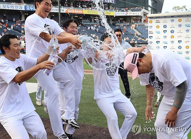 폰세 축하 인사와 아들의 물세례…류현진 200승 '감동의 순간'