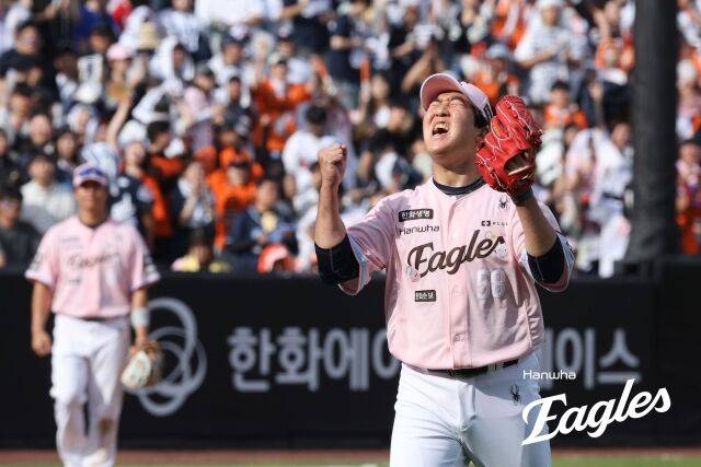 ERA 11.08 투수, 류현진의 200승 지켰다…무사만루→땅볼→뜬공→땅볼→637일 만에 세이브, 한화 팬들 앞에서 포효하다 [MD대전]