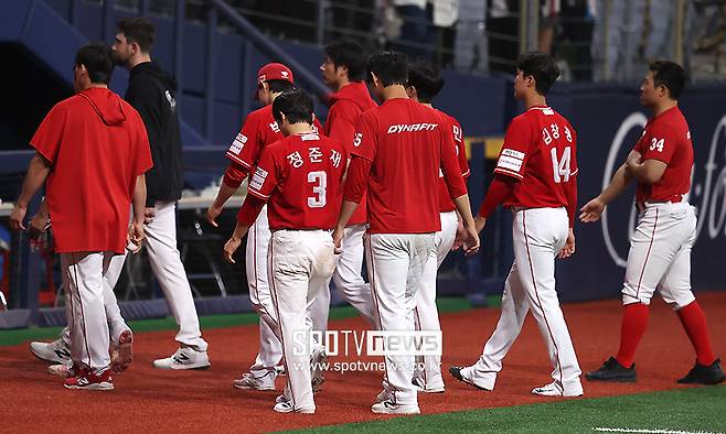 모든 선수들 얼굴에 ‘피곤하다’고 써 있다… 암흑의 7연패, SSG 앞이 안 보인다