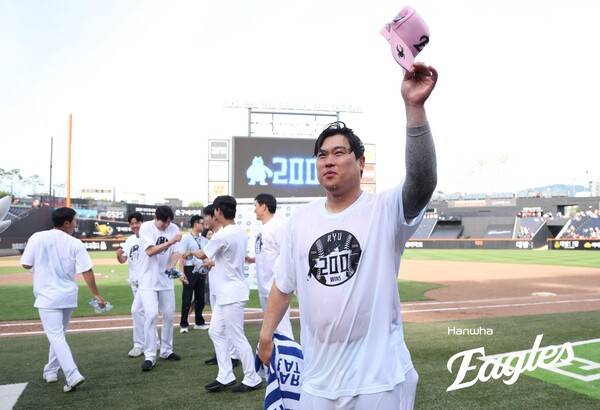 '송진우→그리고 류현진' 역대 두 명 뿐인 프로 통산 200승 투수...둘 다 이글스라 행복합니다, 대단합니다