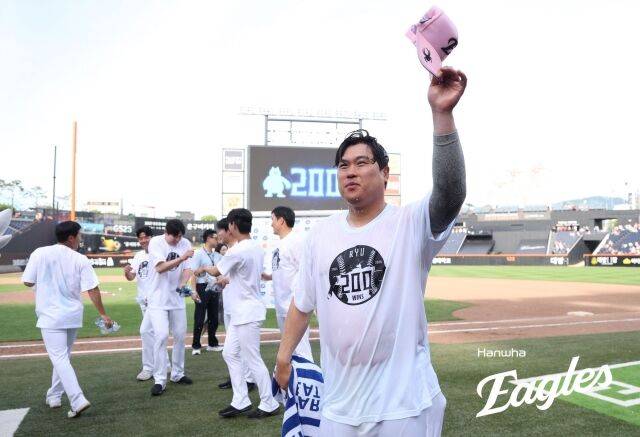 '애들아, 아빠 이런 사람이야' 와 200승 역사 썼다, 류현진 해냈다