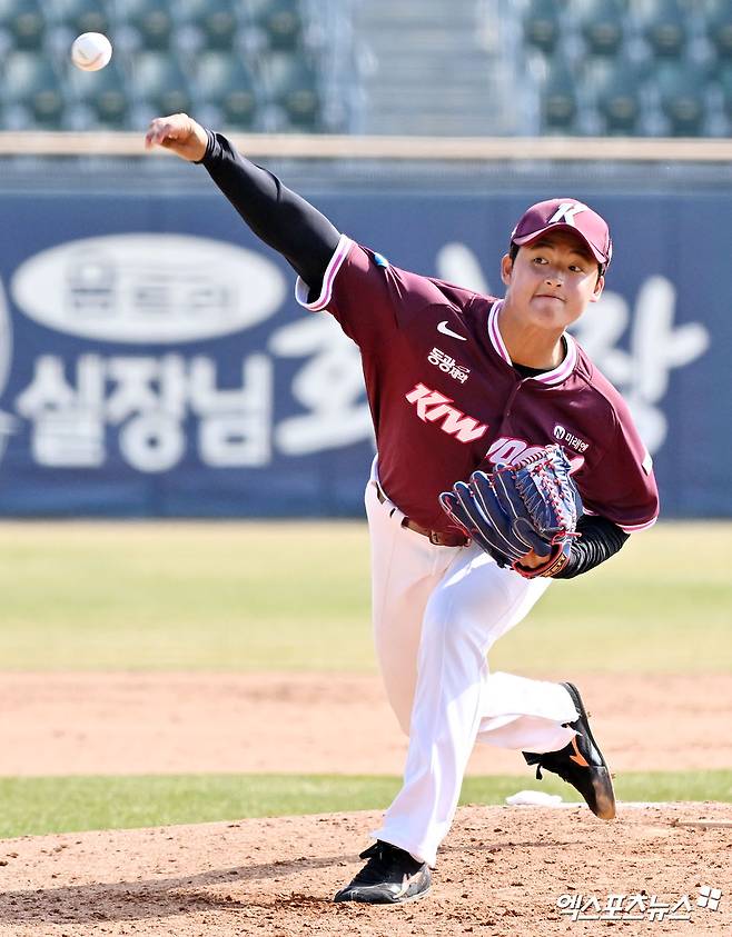 '최고 158km 쾅' 전체 1순위 신인 잘 던지면 뭐하나…치명적인 수비 실수가 흐름을 바꿨다 [잠실 현장]