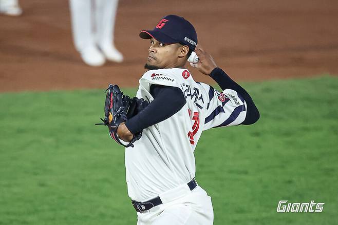 '폰·와 수준' 과대 평가였나? 롯데 157km 에이스 성적도 실망스러운데, 급기야 허리 잡았다