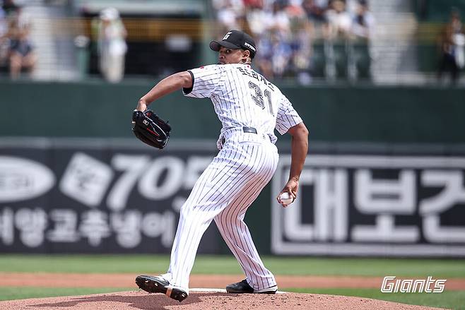 '폰·와 수준' 과대 평가였나? 롯데 157km 에이스 성적도 실망스러운데, 급기야 허리 잡았다