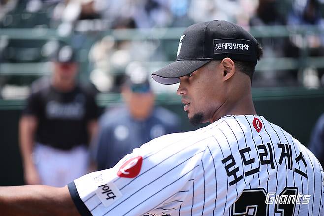 '폰·와 수준' 과대 평가였나? 롯데 157km 에이스 성적도 실망스러운데, 급기야 허리 잡았다