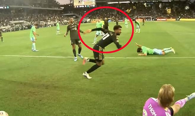 머리까지 들이민 손흥민, 결승골 터지자 ‘양 손 번쩍’…자신의 골처럼 기뻐해 ‘LAFC 시애틀에 1-0 신승’ 연패 탈출 [MLS REVIEW]  