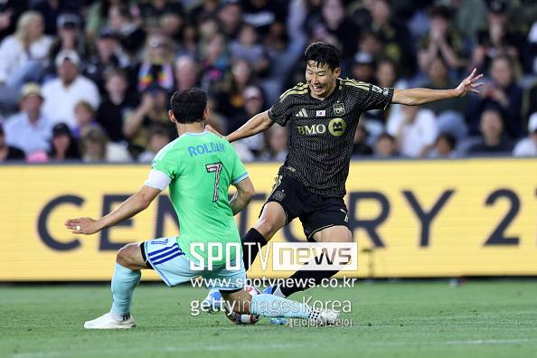 머리까지 들이민 손흥민, 결승골 터지자 ‘양 손 번쩍’…자신의 골처럼 기뻐해 ‘LAFC 시애틀에 1-0 신승’ 연패 탈출 [MLS REVIEW]  