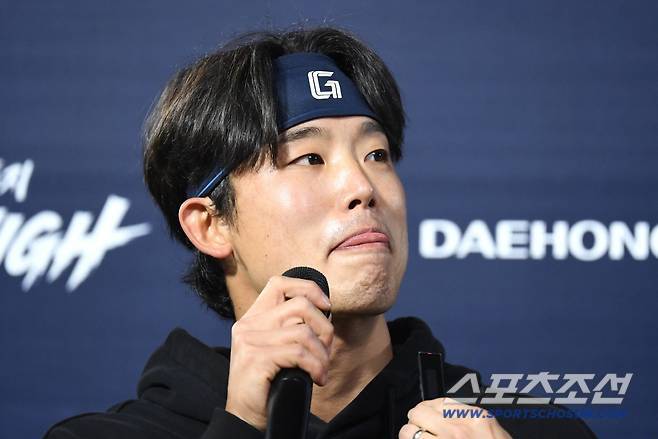 도쿄국제고 출신 육성선수→두산 방출→롯데 필승조, '독서광'의 성공비결은 멘탈 변화[무로이칼럼]