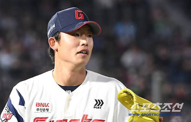 도쿄국제고 출신 육성선수→두산 방출→롯데 필승조, '독서광'의 성공비결은 멘탈 변화[무로이칼럼]