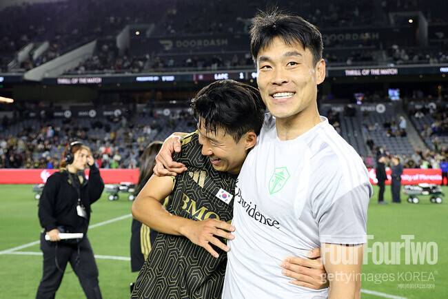 ‘흥민아 월드컵 잘하고 와’ 김기희 품에 쏙 안긴 손흥민…전 대표팀 동료 응원 받고 '홍명보호 합류'
