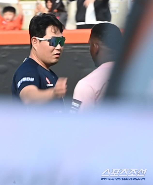 페라자가 또? 며칠 전에 하더니 또다시 폴더 인사를...이런 예의 바른 남자를 봤나[대전 현장]