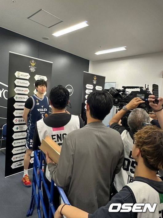 너도 나도 “현중! 현중!” 일본 취재진에게 포위된 이현중, 취재하기 어렵네요 [오!쎈 요코하마]