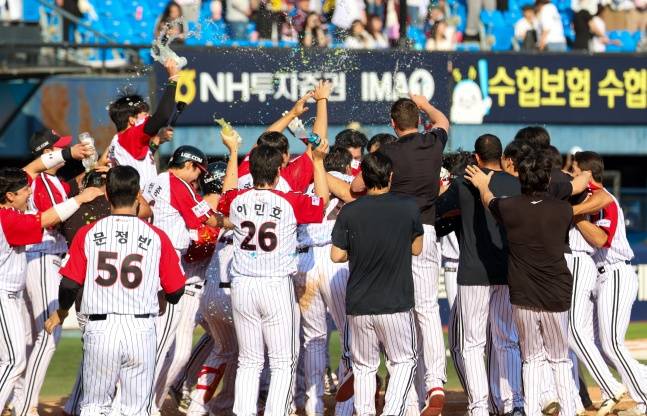 0-4 지고 있는데 필승조→연투 없던 마무리까지 나서다니... 선수들도 타올랐다