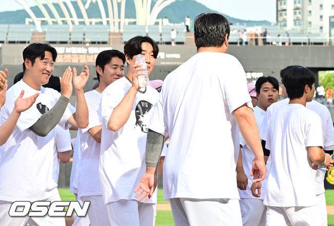 “류현진은 무섭고, 물세례는 하고 싶고” 결국 류현진 아들 준상이 앞세워 축하 물세례 성공한 박상원 [박준형의 ZZOOM]