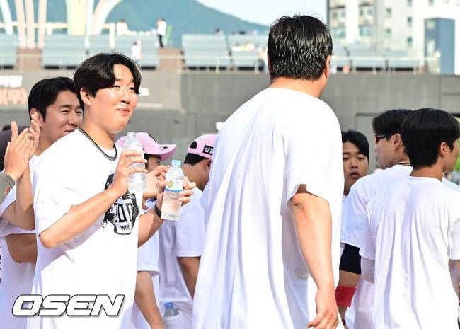 “류현진은 무섭고, 물세례는 하고 싶고” 결국 류현진 아들 준상이 앞세워 축하 물세례 성공한 박상원 [박준형의 ZZOOM]