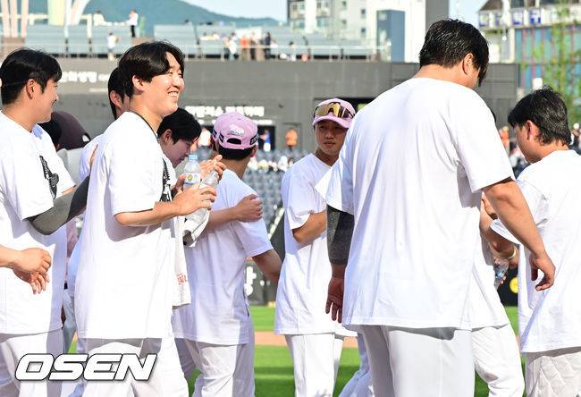 “류현진은 무섭고, 물세례는 하고 싶고” 결국 류현진 아들 준상이 앞세워 축하 물세례 성공한 박상원 [박준형의 ZZOOM]
