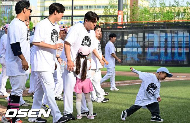 “류현진은 무섭고, 물세례는 하고 싶고” 결국 류현진 아들 준상이 앞세워 축하 물세례 성공한 박상원 [박준형의 ZZOOM]