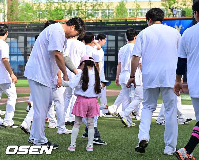 “류현진은 무섭고, 물세례는 하고 싶고” 결국 류현진 아들 준상이 앞세워 축하 물세례 성공한 박상원 [박준형의 ZZOOM]