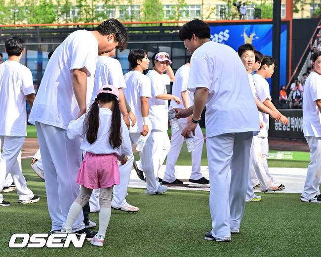 “류현진은 무섭고, 물세례는 하고 싶고” 결국 류현진 아들 준상이 앞세워 축하 물세례 성공한 박상원 [박준형의 ZZOOM]