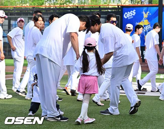 “류현진은 무섭고, 물세례는 하고 싶고” 결국 류현진 아들 준상이 앞세워 축하 물세례 성공한 박상원 [박준형의 ZZOOM]