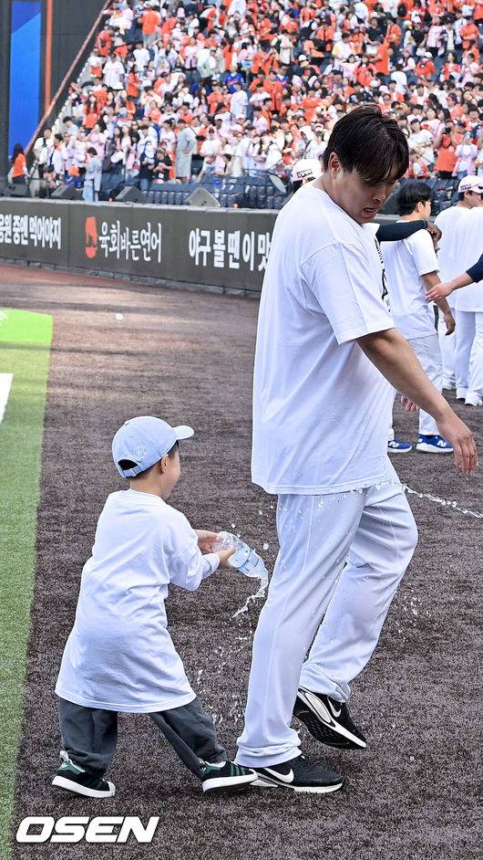 “류현진은 무섭고, 물세례는 하고 싶고” 결국 류현진 아들 준상이 앞세워 축하 물세례 성공한 박상원 [박준형의 ZZOOM]