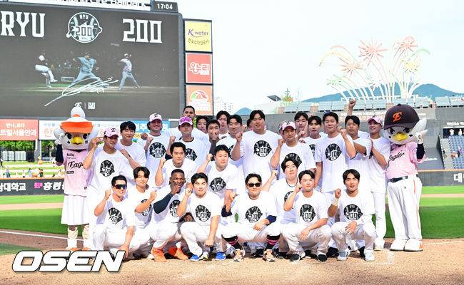 “류현진은 무섭고, 물세례는 하고 싶고” 결국 류현진 아들 준상이 앞세워 축하 물세례 성공한 박상원 [박준형의 ZZOOM]