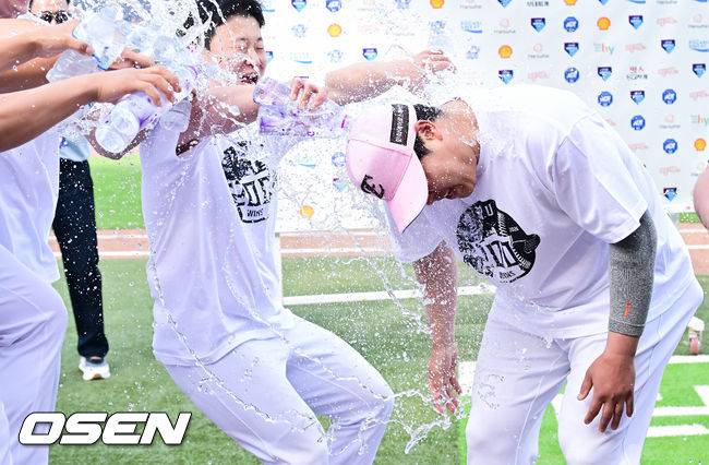 “류현진은 무섭고, 물세례는 하고 싶고” 결국 류현진 아들 준상이 앞세워 축하 물세례 성공한 박상원 [박준형의 ZZOOM]
