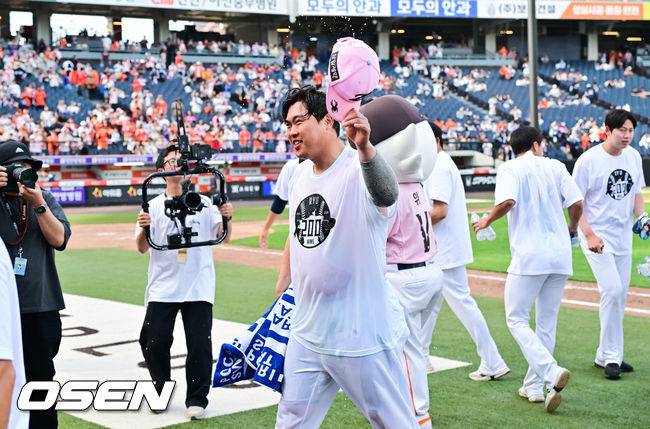 “류현진은 무섭고, 물세례는 하고 싶고” 결국 류현진 아들 준상이 앞세워 축하 물세례 성공한 박상원 [박준형의 ZZOOM]