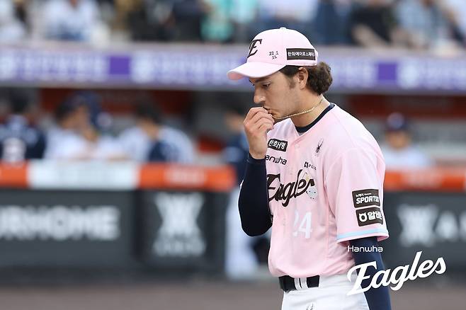 '칭찬 리더십' 김경문 감독, 그런데 이례적 쓴소리!…한화 '15억 팔' 5이닝 1실점? 만족 없다→