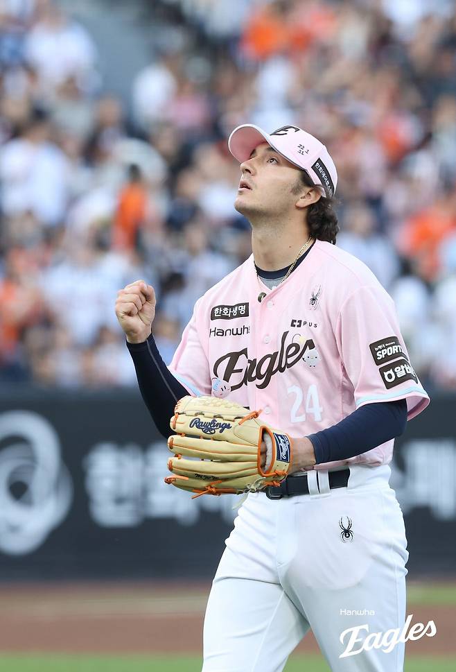 '칭찬 리더십' 김경문 감독, 그런데 이례적 쓴소리!…한화 '15억 팔' 5이닝 1실점? 만족 없다→