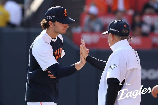 '칭찬 리더십' 김경문 감독, 그런데 이례적 쓴소리!…한화 '15억 팔' 5이닝 1실점? 만족 없다→