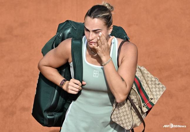 시스루 입었던 女랭킹 1위, '코트 위 명품백'으로 또 논란→WTA 규정 위반 조사 착수