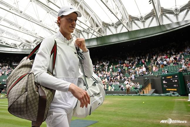 시스루 입었던 女랭킹 1위, '코트 위 명품백'으로 또 논란→WTA 규정 위반 조사 착수