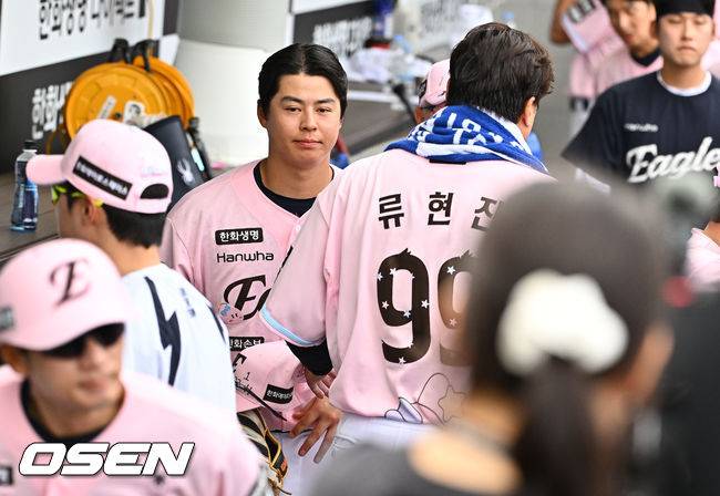 ‘괜찮다’ 먼저 손 내민 류현진…실책성 수비에도 후배 감싼 해피엔딩 [박준형의 ZZOOM]
