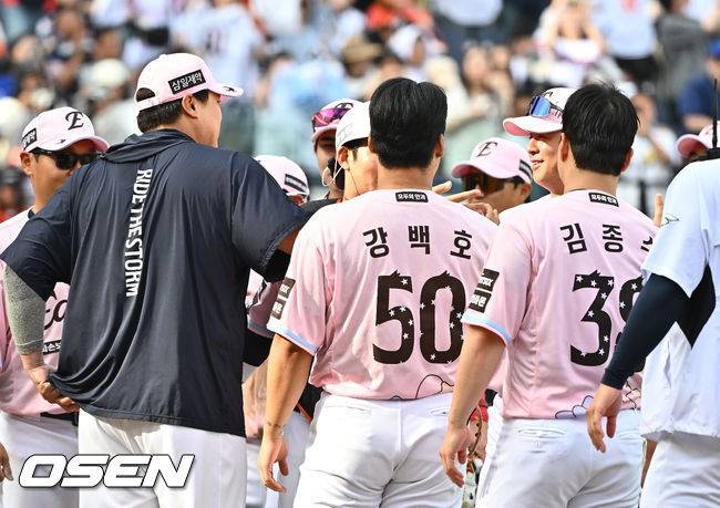 ‘괜찮다’ 먼저 손 내민 류현진…실책성 수비에도 후배 감싼 해피엔딩 [박준형의 ZZOOM]