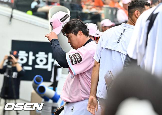 ‘괜찮다’ 먼저 손 내민 류현진…실책성 수비에도 후배 감싼 해피엔딩 [박준형의 ZZOOM]