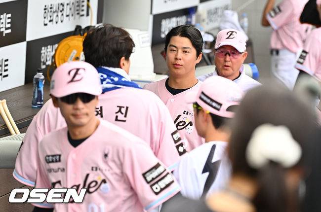 ‘괜찮다’ 먼저 손 내민 류현진…실책성 수비에도 후배 감싼 해피엔딩 [박준형의 ZZOOM]