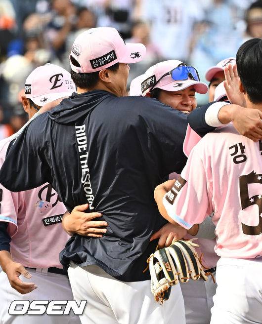 ‘괜찮다’ 먼저 손 내민 류현진…실책성 수비에도 후배 감싼 해피엔딩 [박준형의 ZZOOM]