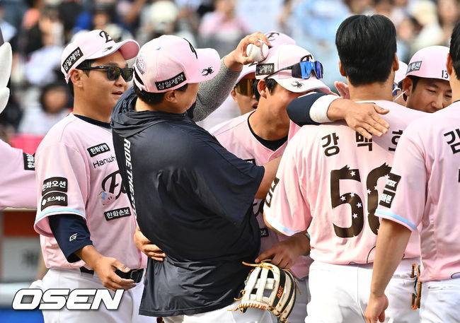 ‘괜찮다’ 먼저 손 내민 류현진…실책성 수비에도 후배 감싼 해피엔딩 [박준형의 ZZOOM]